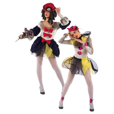 Duas mulheres a usar fatos de palhaça coloridos com acessórios e collants brancos