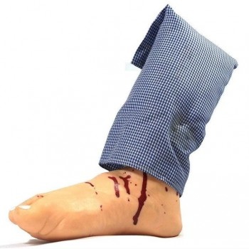 Pé falso com tecido azul xadrez e marcas de sangue falso