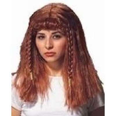 Mulher com peruca castanha ondulada e tranças, t-shirt branca