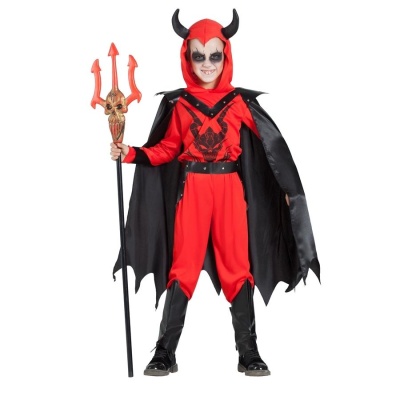 Criança fantasiada de diabo com capa preta e tridente