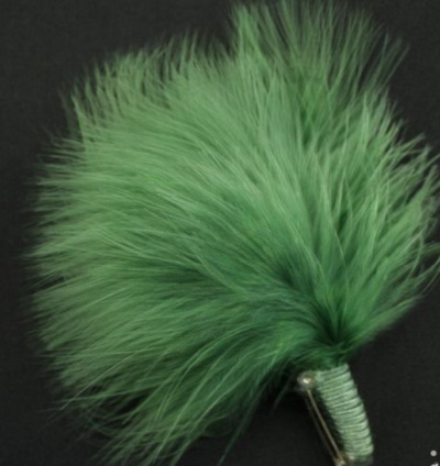 Chaveiro com penacho verde de pelúcia e base metalizada