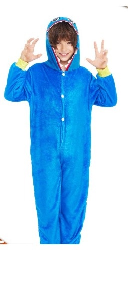 Criança com macacão azul de capuz com olhos e dentes