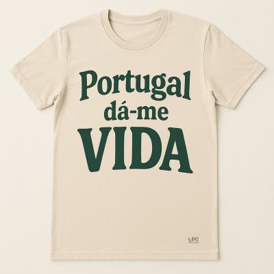 T-shirt bege com texto verde Portugal dá-me VIDA