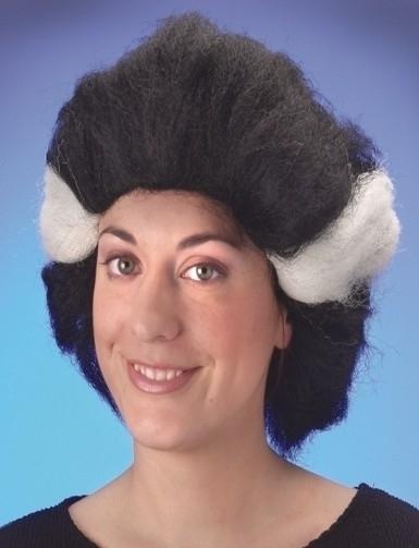 Mulher com peruca preta de tribunal com mechas brancas em fundo azul