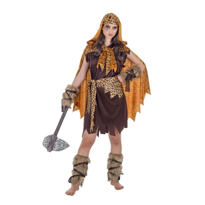Fato tribal feminino com vestido castanho e padrões de leopardo e tigre, capa laranja, acessórios de pele e martelo de pedra