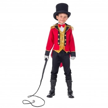 Criança com fato de mestre de cerimónias vermelho e preto a segurar um chicote