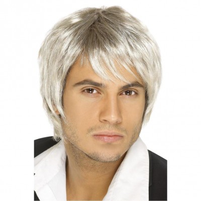 Modelo masculino com peruca branca curta e cabelo liso