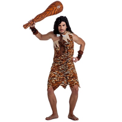 Homem vestido de homem das cavernas com clava e pulseiras, fundo branco