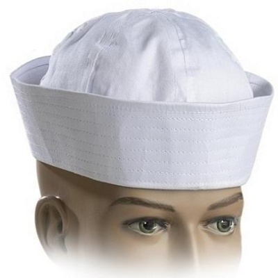 chapéu branco tipo marinheiro em tecido sobre cabeça de manequim