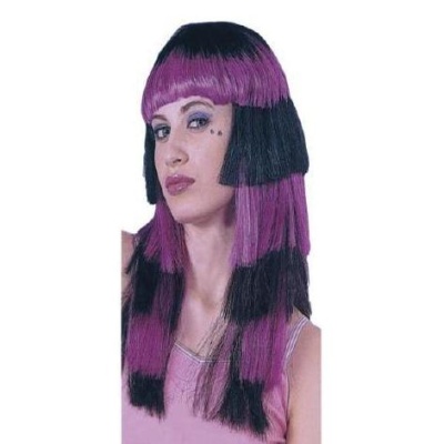 Mulher com peruca sintética roxa e preta com franja e camadas longas.