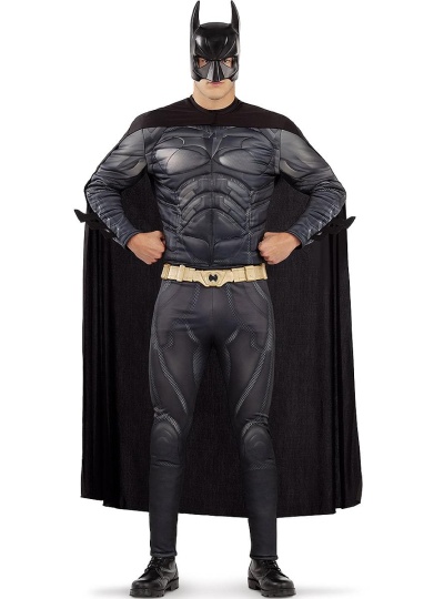 Homem com fato de Batman preto, capa, máscara e cinto bege