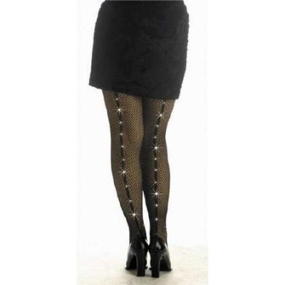 Collants pretos com padrão de rede e pedras brilhantes na parte traseira, usados com saia preta e sapatos de salto.