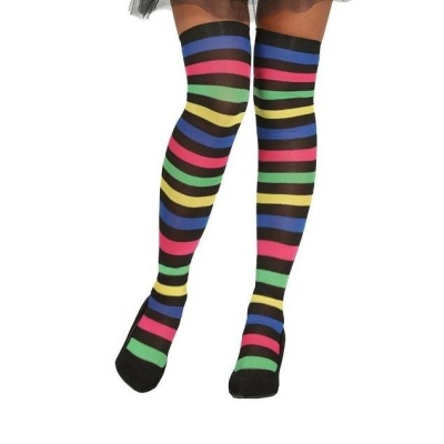 Meias 7/8 riscas coloridas com fundo preto usadas por pessoa com saia preta