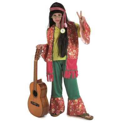 Criança vestida de hippie com guitarra acústica e a fazer sinal de paz