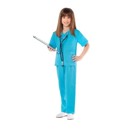 Menina com fato de médico azul claro, segurando prancha e estetoscópio