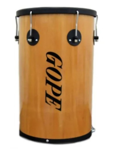 Tambor de madeira clara com bordas preta e texto GOPE