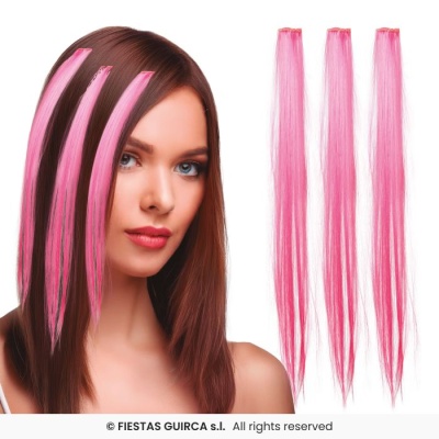 Três extensões de cabelo rosa e mulher com cabelo castanho, fundo branco