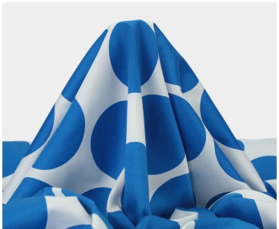Tecido branco com grandes círculos azuis, textura suave e ondulada