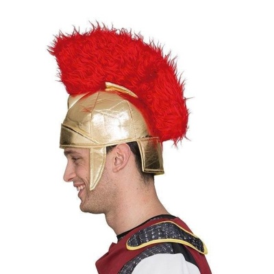 Capacete dourado romano com penacho vermelho em homem