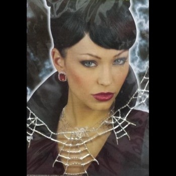 Mulher com colar de teia de aranha prateado e casaco preto