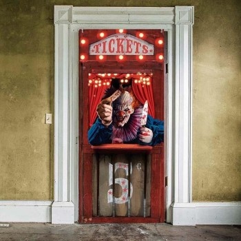 Porta vermelha com letreiro TICKETS e figura de palhaço assustador segurando faca