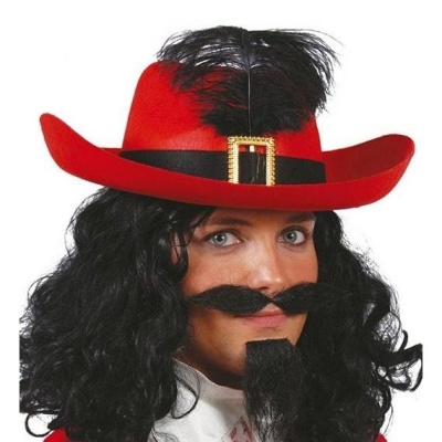 Chapéu vermelho antigo com fivela dourada e pena preta, cabelo e barba de fantasia