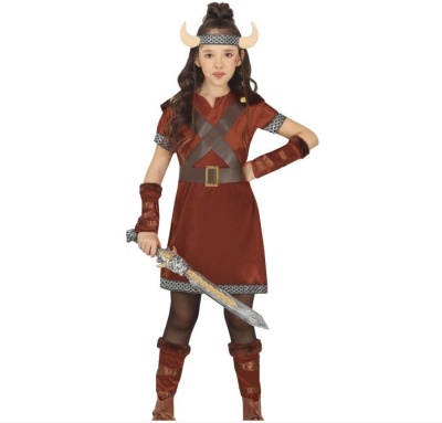 Menina vestida com fantasia de guerreira viking castanha, capacete com cornos e espada de brinquedo