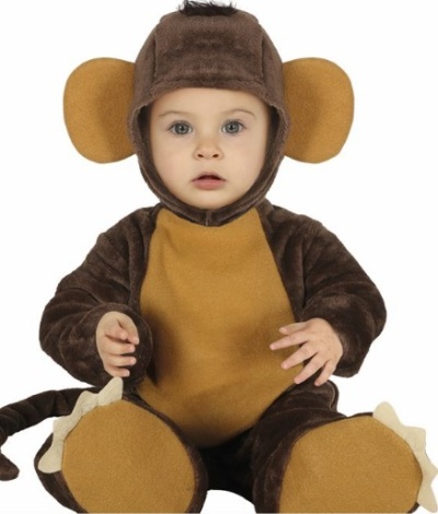 Bebé com fato de macaco castanho e bege sentado