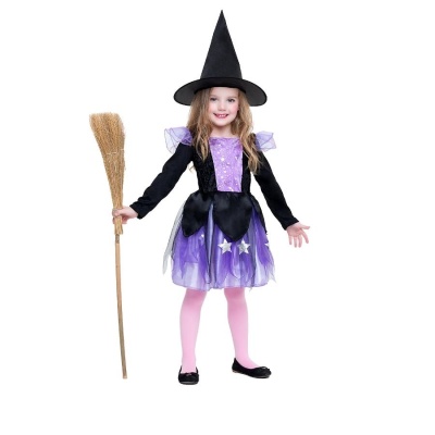 Menina vestida de bruxa com vestido preto e roxo, chapéu pontiagudo preto, meias rosas e vassoura de palha