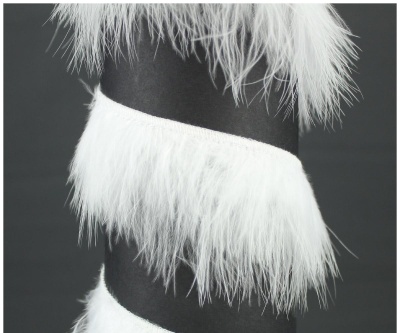 Cilindro preto com faixas brancas de pelo sintético em espiral