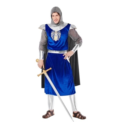 Homem vestido com fantasia de cavaleiro azul, cinzenta e prateada segurando uma espada dourada.