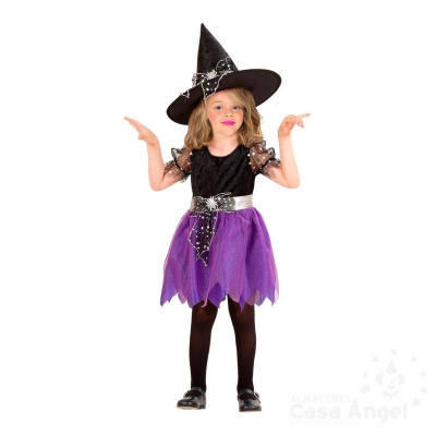 Menina com vestido de bruxa roxo e preto, chapéu de bruxa preto com aranha prateada