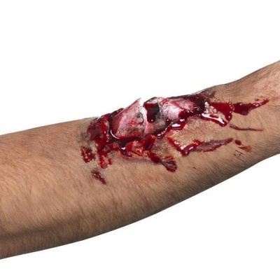 Braço com maquilhagem ou prótese de ferida profunda e sangue
