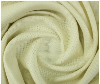 Tecido amarelo claro com malha fina e padrão quadriculado