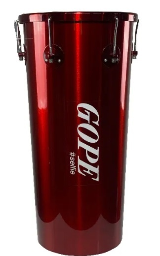 Tambor de percussão vermelho brilhante com texto branco e ferragens metálicas