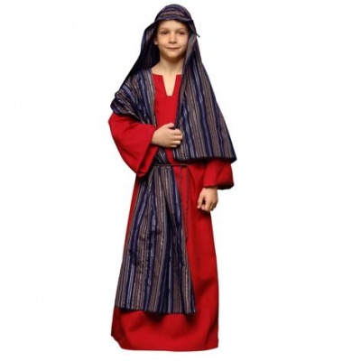 Criança com traje tradicional vermelho e faixa azul e roxa às riscas.