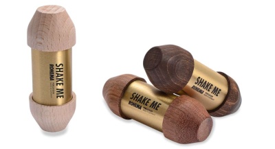Instrumentos de percussão de madeira e metal com texto SHAKE ME ROHEMA