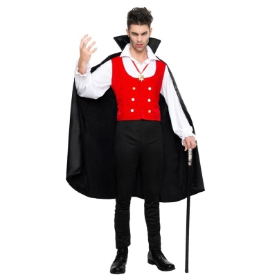 Homem com fato de vampiro vermelho, branco e preto segurando bastão