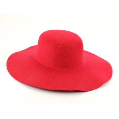 Chapéu feminino vermelho com aba larga e ondulada