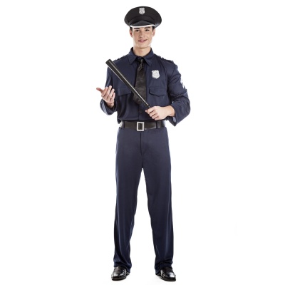 Pessoa com fato de polícia azul escuro e bastão em fundo branco