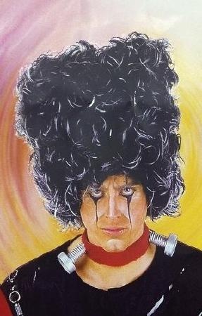 Pessoa com cabelo preto volumoso e encaracolado, maquilhagem preta escorrida, gargantilha vermelha com parafusos e fundo amarelo e rosa