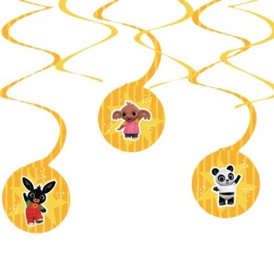 Decorações penduradas amarelas com personagens animados de coelho, cão e panda