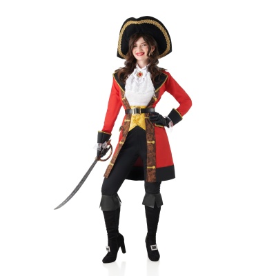 Mulher vestida com fantasia de pirata com casaco vermelho e chapéu tricórnio preto
