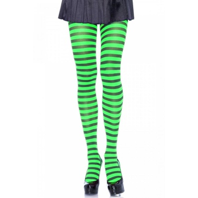 Collants com riscas verdes e pretas com saia preta e sapatos de salto