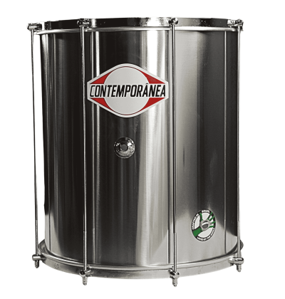 Tambor de bateria metálico com logótipo CONTEMPORÂNEA e selo verde e branco.