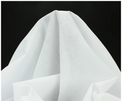 tecido branco leve em fundo preto