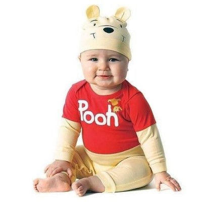 Bebé com pijama vermelho e amarelo e gorro do Ursinho Pooh