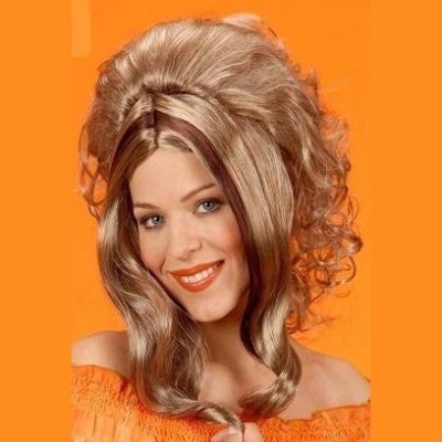 Mulher com peruca loira e castanha, estilo volumoso e ondulado