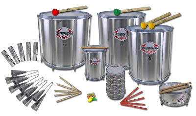 Conjunto de instrumentos de percussão metálicos prateados com baquetas coloridas