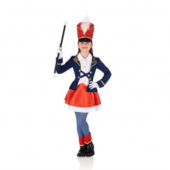 Criança vestida com traje de majorete com casaco azul, saia vermelha e chapéu vermelho